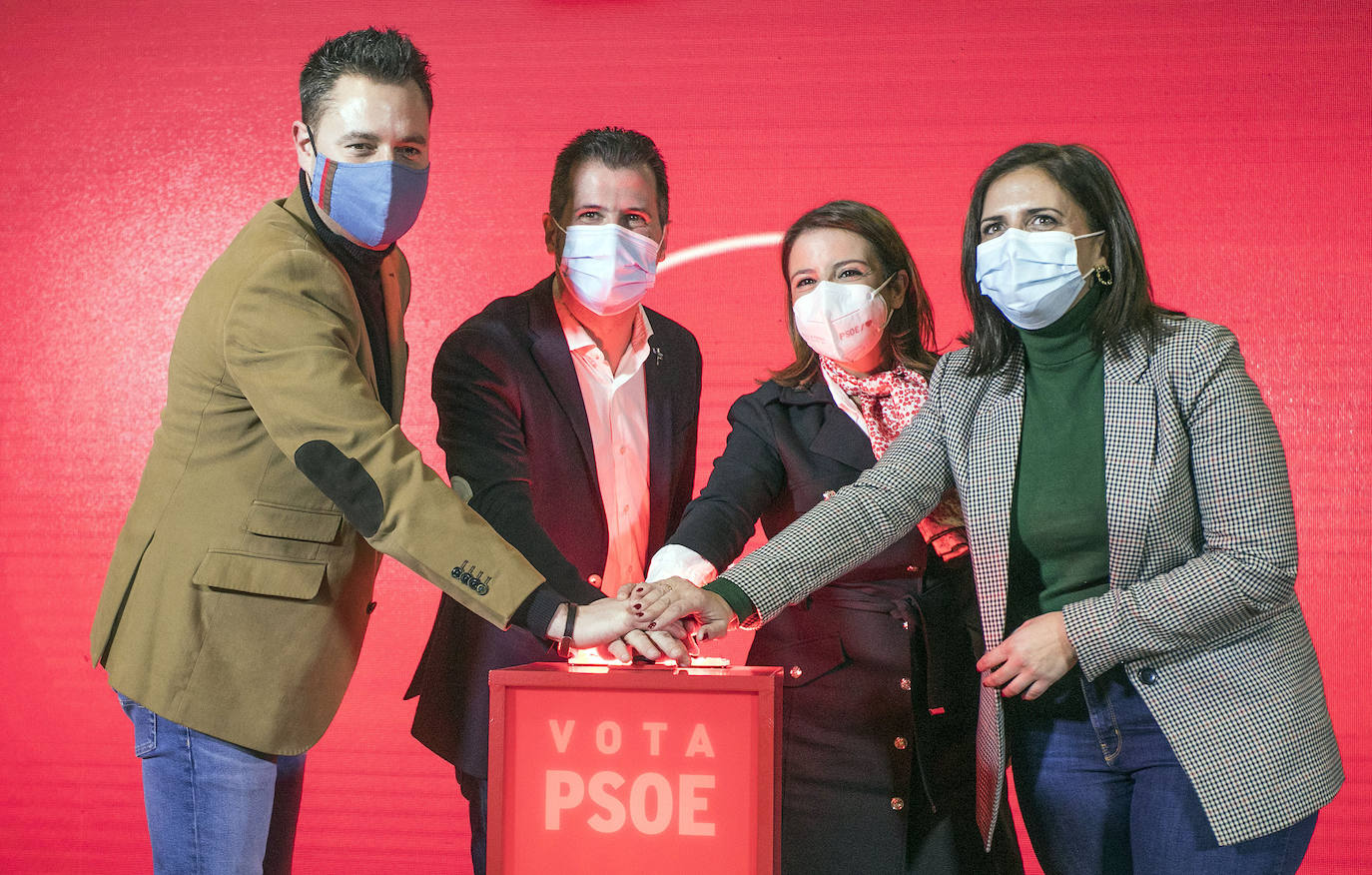 La diputada asturiana ha anunciado este lunes su dimisión como vicesecretaria general del PSOE. En un comunicado remitido a su partido, Lastra ha atribuído la decisión a «la dificultad de compaginar las exigencias de reposo y cuidados, imprescindibles en mi situación actual, con la intensidad que exige la dirección del partido».