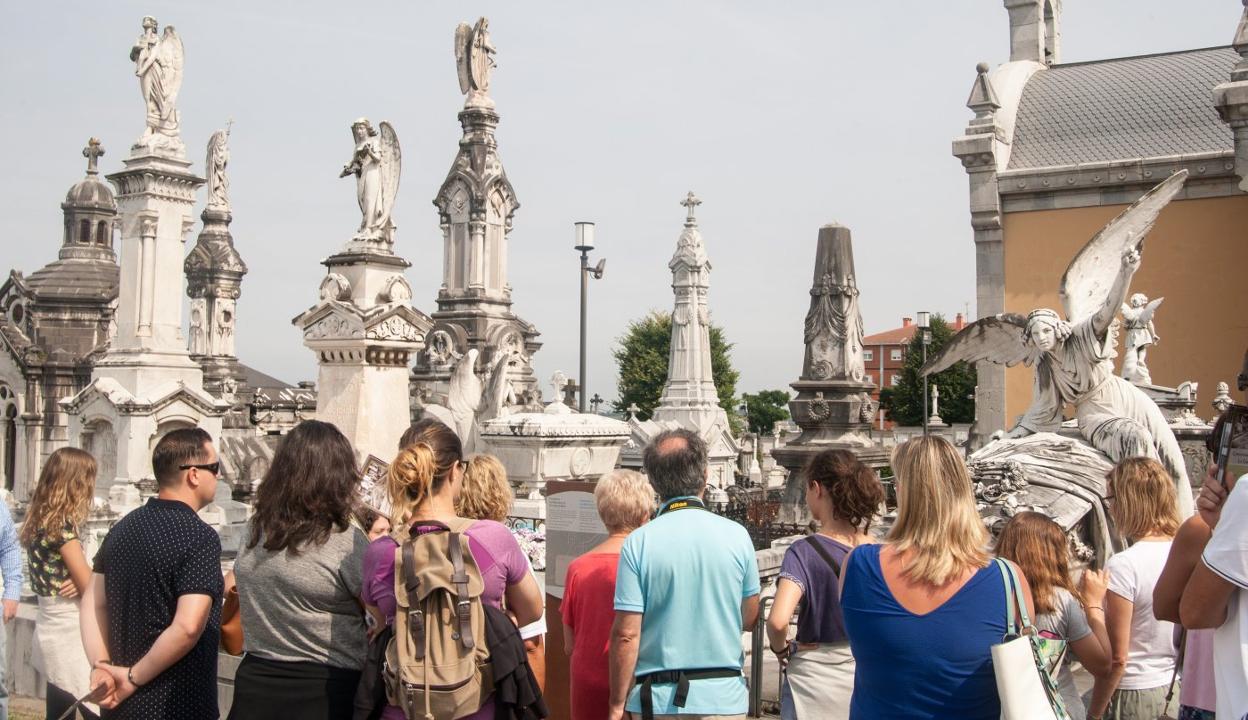 El cementerio de La Carriona recibe anualmente multitud de visitantes que buscan su patrimonio cultural. 