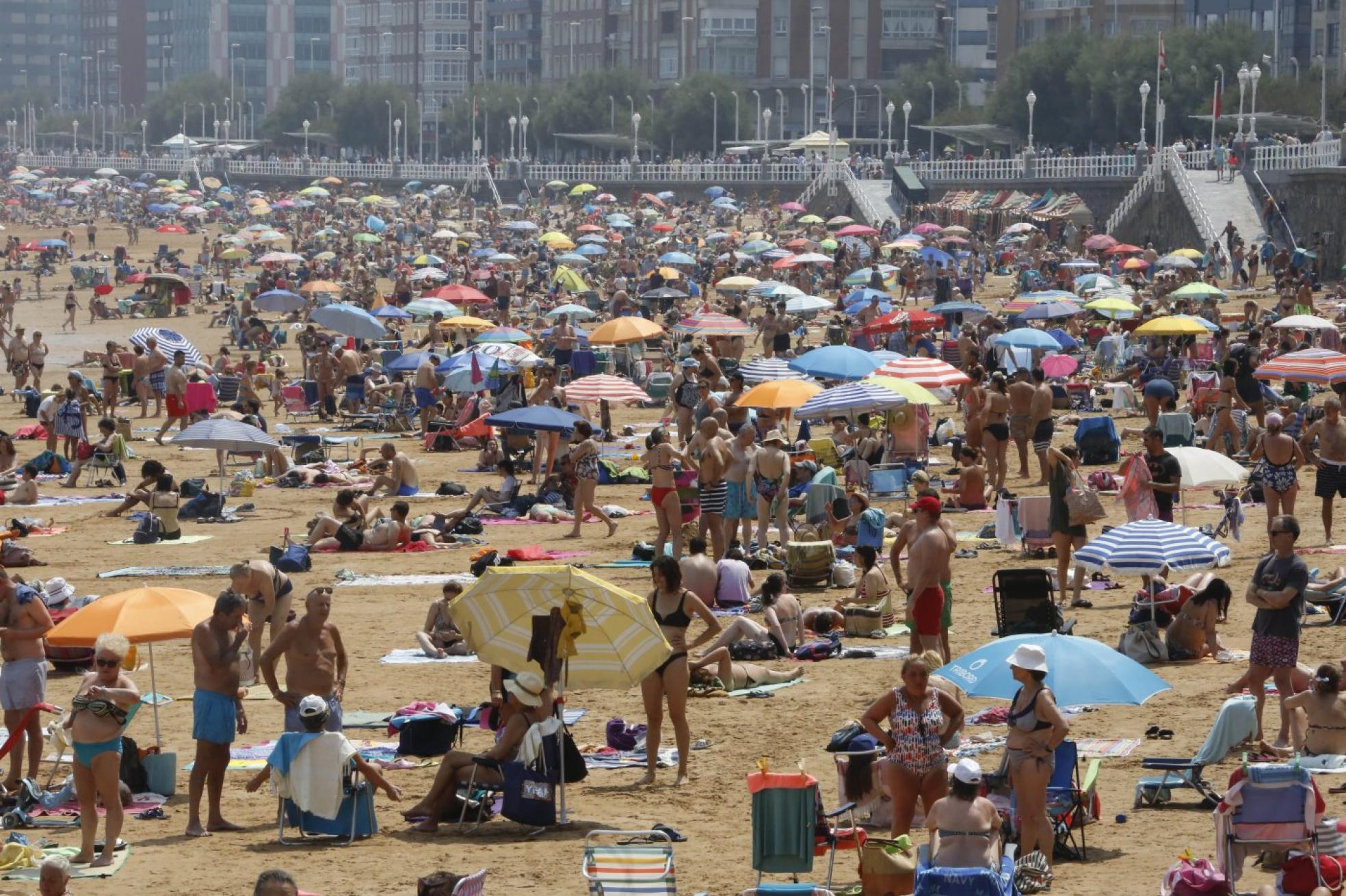 Gijón. La playa de San Lorenzo vivió una de las jornadas de más afluencia de todo el verano.