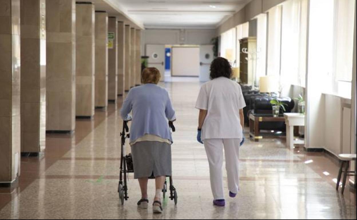 El TSJA declara la nulidad de los cribados obligatorios a profesionales y los aislamientos en residencias por covid