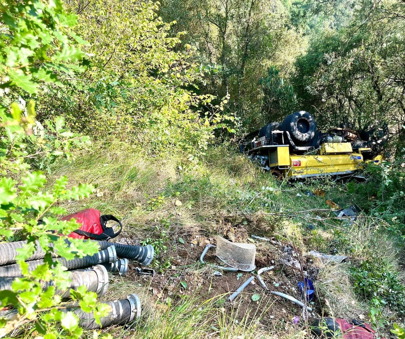 El vehículo volcado, tras sufrir el accidente.