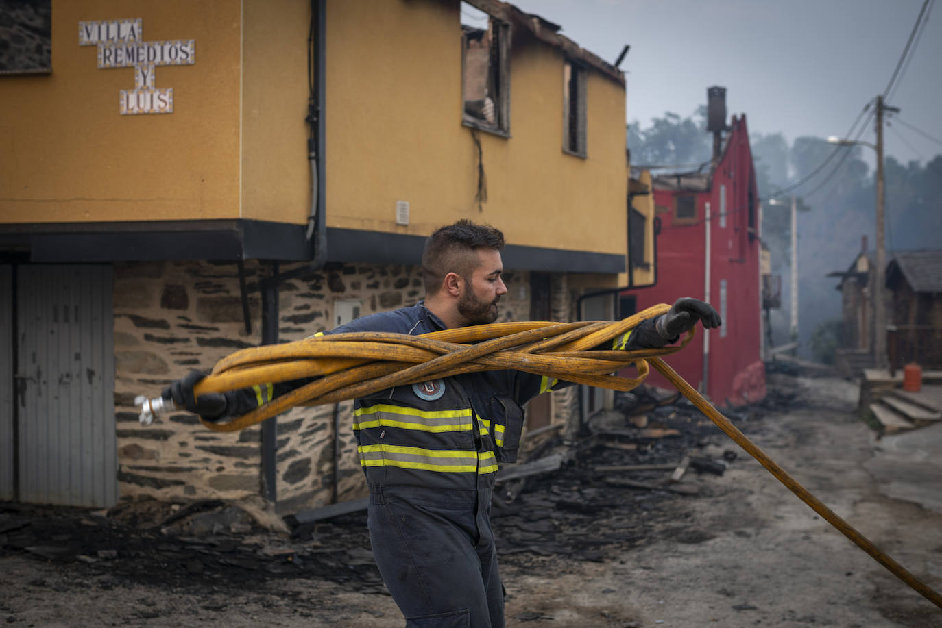 Fotos: Los incendios asolan Galicia destruyendo casas y parajes naturales