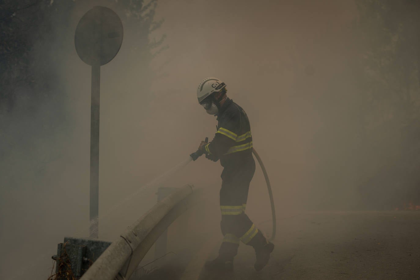 Fotos: Los incendios asolan Galicia destruyendo casas y parajes naturales