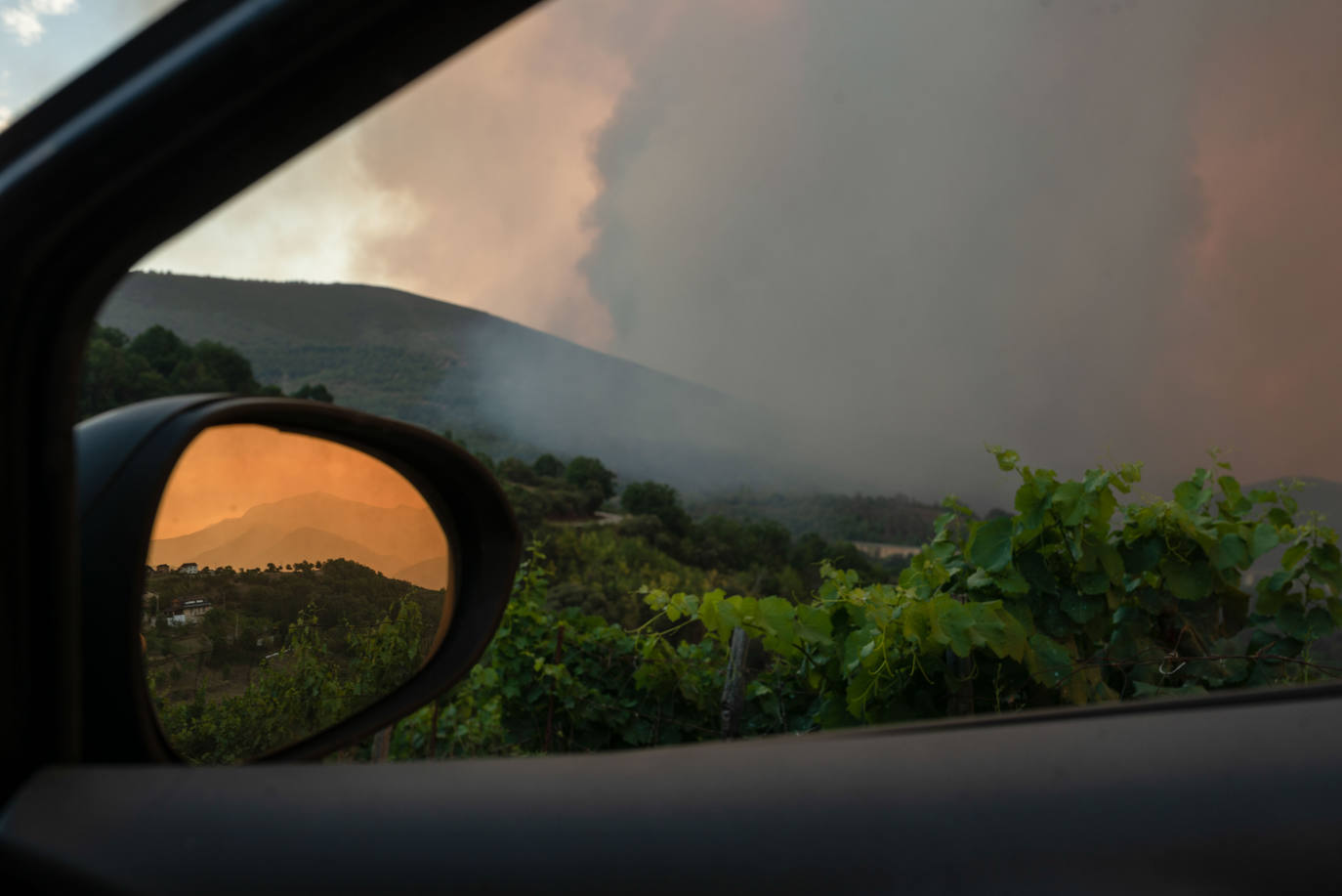 Fotos: Los incendios asolan Galicia destruyendo casas y parajes naturales