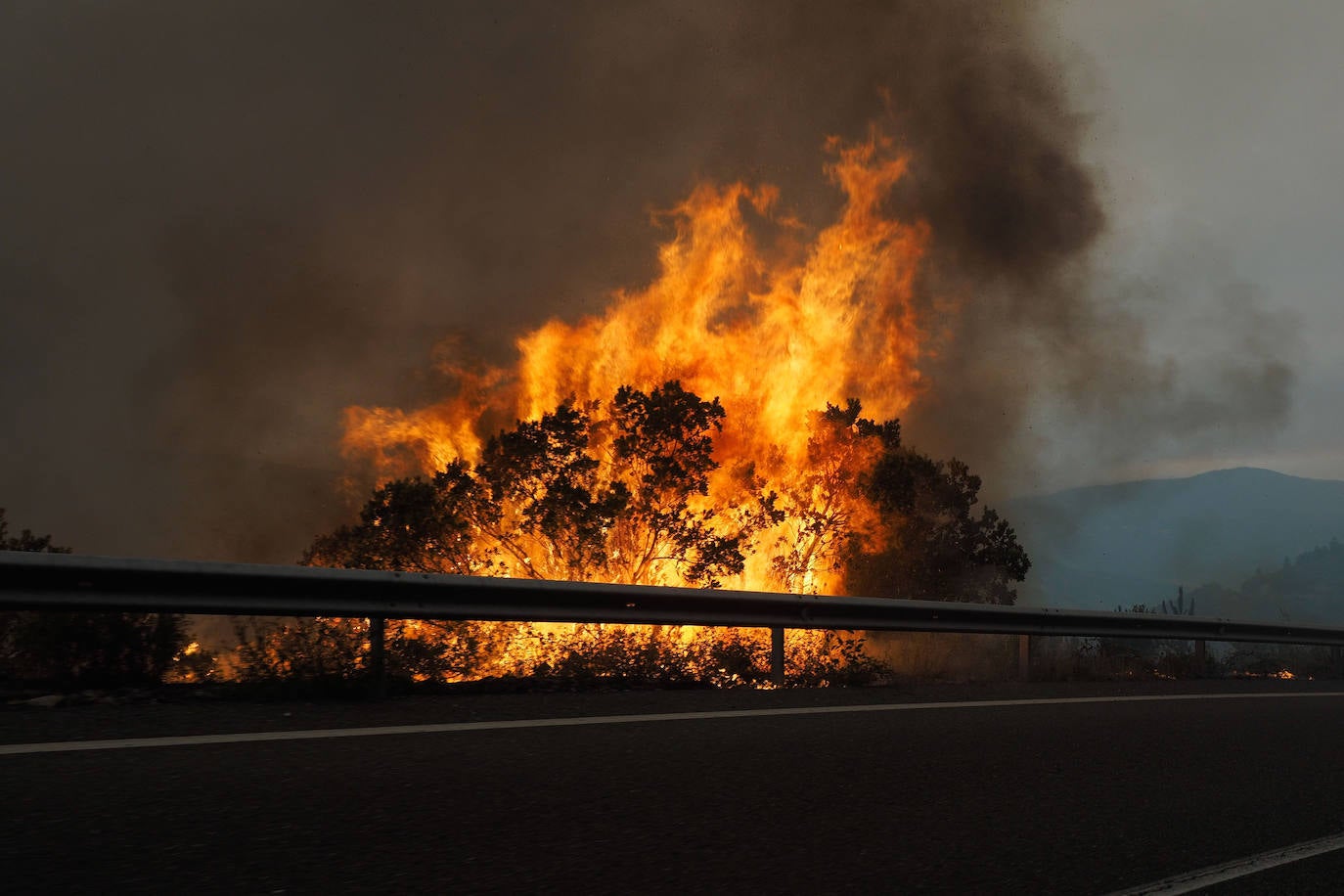 Fotos: Los incendios asolan Galicia destruyendo casas y parajes naturales