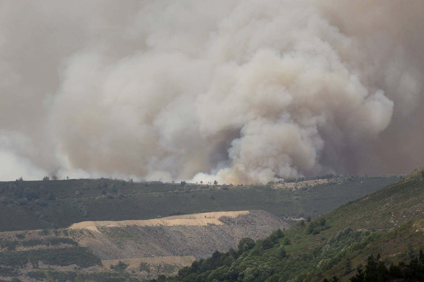 Fotos: Los incendios asolan Galicia destruyendo casas y parajes naturales