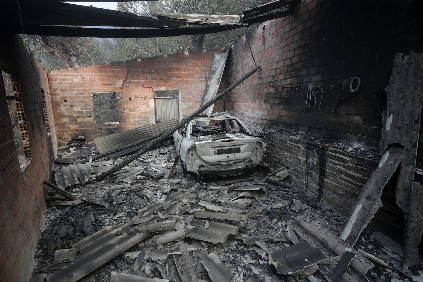 Fotos: Los incendios asolan Galicia destruyendo casas y parajes naturales