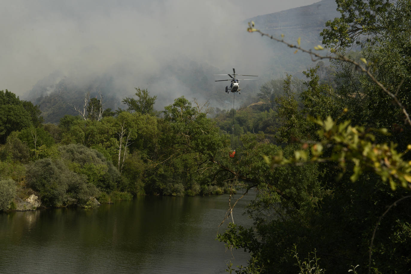 Fotos: Los incendios asolan Galicia destruyendo casas y parajes naturales