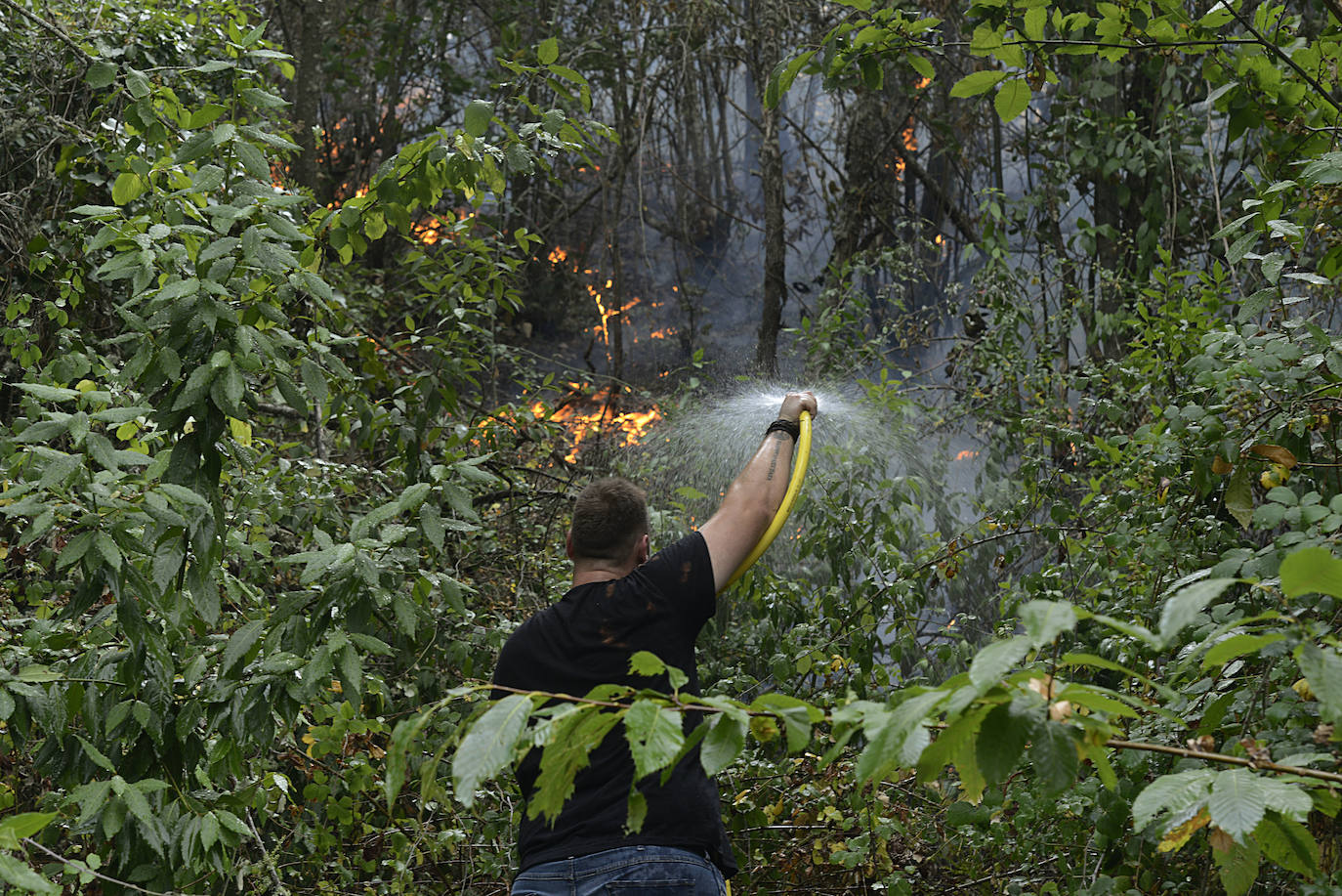 Fotos: Los incendios asolan Galicia destruyendo casas y parajes naturales