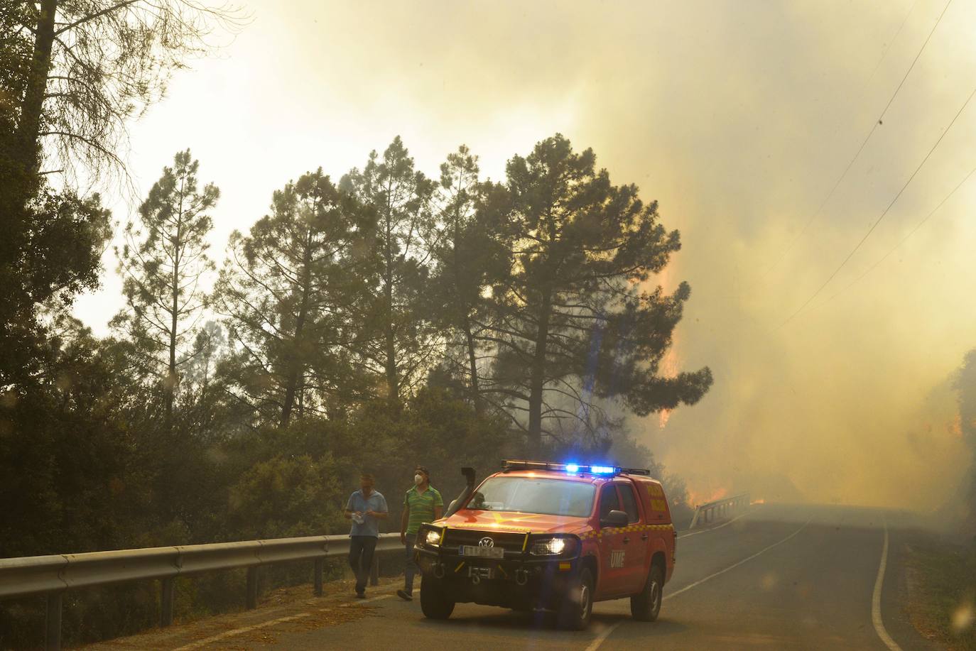 Fotos: Los incendios asolan Galicia destruyendo casas y parajes naturales