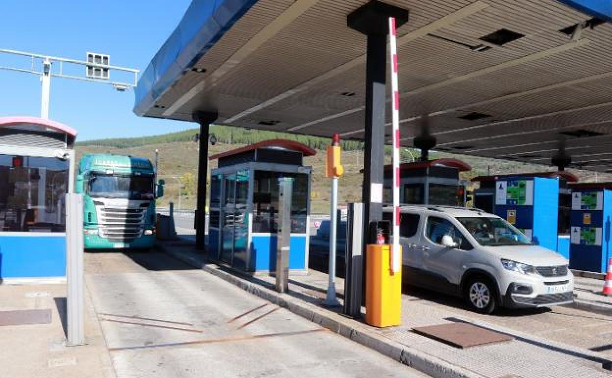 Un camión accede a la cabina de telepeaje de la autopista del Huerna en el peaje de La Magdalena. 
