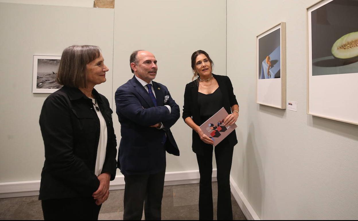 Ignacio Vilaverde, rector de la Universidad de Oviedo, en la inauguración de la muestra 'Contemporarte', en el edificio histórico.