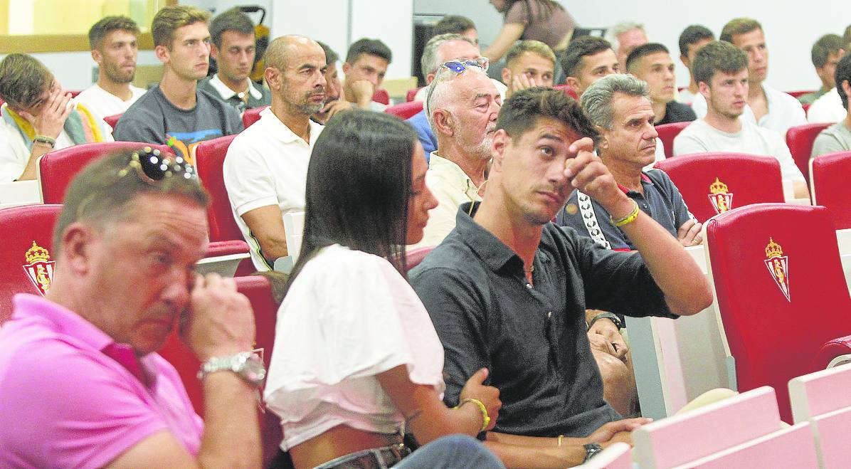 Pablo Pérez es consolado por su novia, cuando tanto él como su padre no pudieron reprimir las lágrimas.