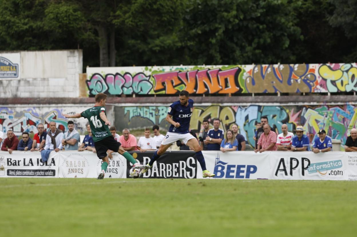 Borja Bastón, que abandonó el partido lesionado, intenta robar el balón a un rival.