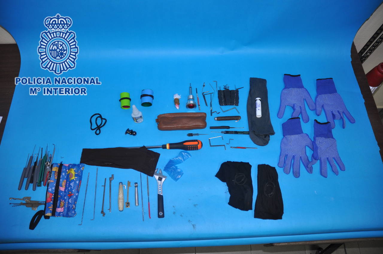 Imagen secundaria 1 - Herramientes y bienes obtenidos en su base de operaciones 