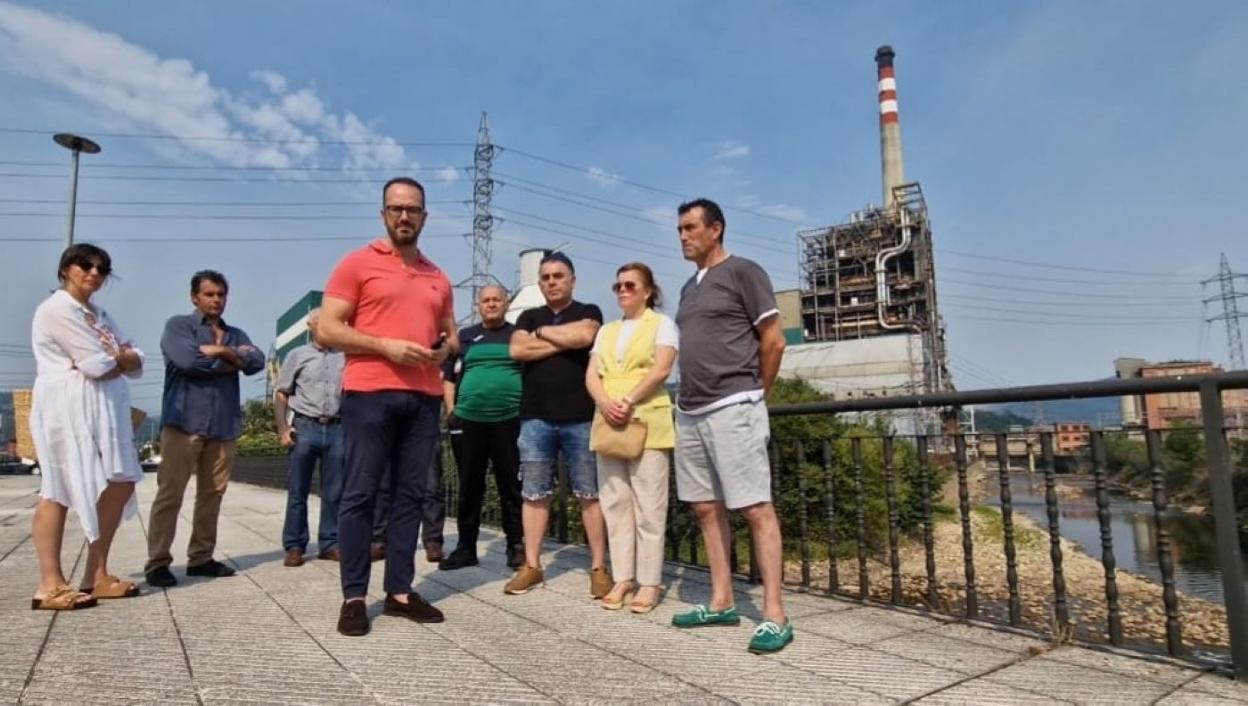 Representantes de Vox, ayer, a la entrada de la térmica de Lada. 