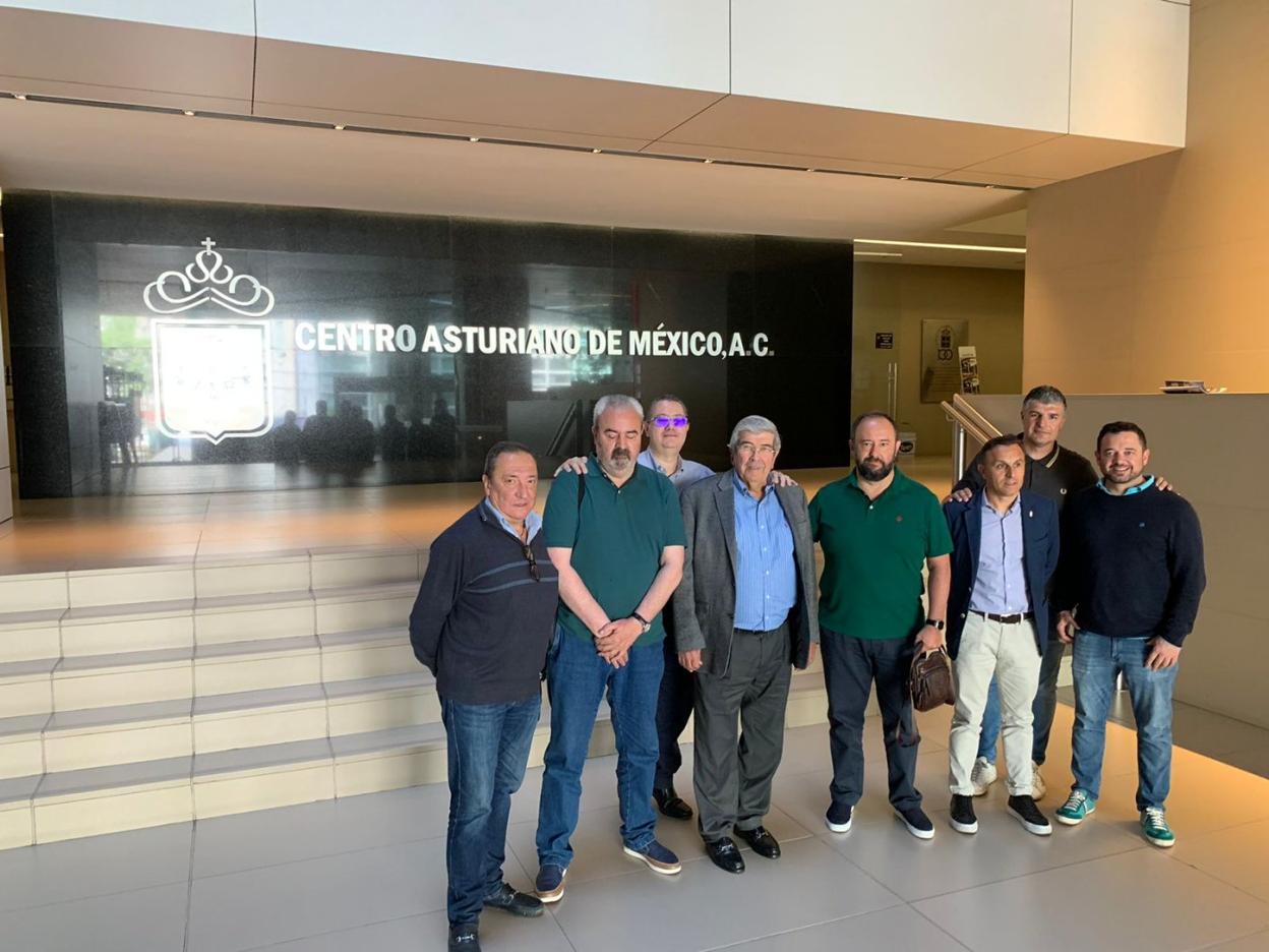 Los intengrantes del consejo de administración con miembros de la peña oviedista de México. 
