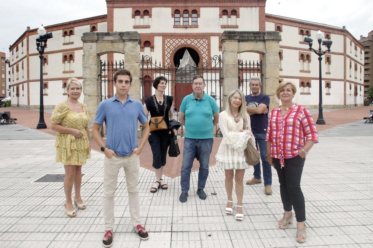 Ana Abel, Carlos Ménguez, Ana María Gómez, Pedro Roldán, Begoña González, Alfonso Baldomir y Margarita García, frente a la plaza de El Bibio. 