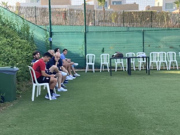 Manu García no se entrena con el grupo a la espera de que se cierre su salida al Aris