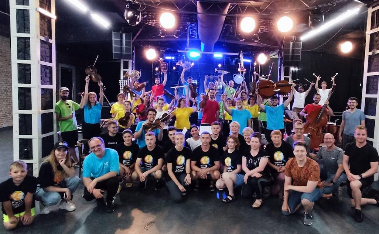 Los músicos asturianos, en Leópolis, con los voluntarios de World Central Kitchen. 