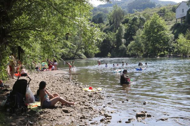 El río más largo de Asturias también cuenta con zonas idílicas donde darse un chapuzon. Las Caldas, a unos pocos minutos de Oviedo, es uno de esos lugares en los que extender la toalla, tumbarse al sol y refrescarse un poco el cuerpo. Eso sí, con precaución porque el Nalón también es el río más caudaloso del Principado. 