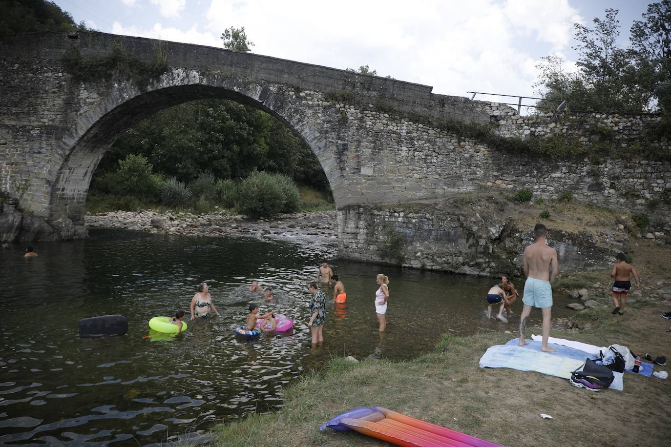 Otro puente medieval también acoge bañistas en Laviana, el Puente de Arcu, que es salida del Descenso Folclórico del Nalón. A dos kilómetros de Pola de Laviana.