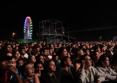 Imagen secundaria 1 - Concierto de Arnau Griso. Público disfrutando del festival. El concierto de Bizarrap sorprendió con fuegos artificiales. 