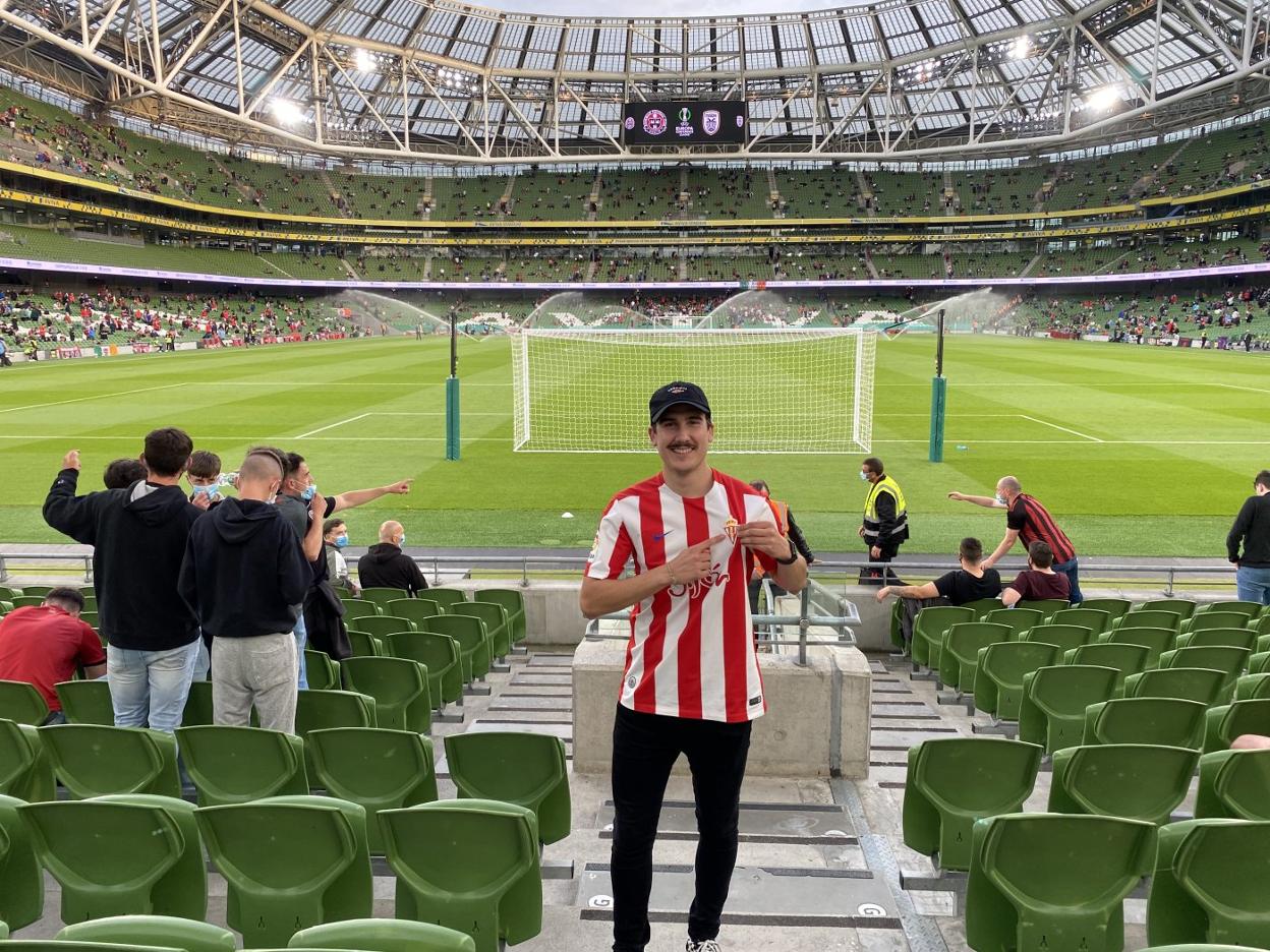 Daniel, en el estado del Bohemian, uno de los equipos de fútbol de Dublín, con la camiseta del Sporting. 