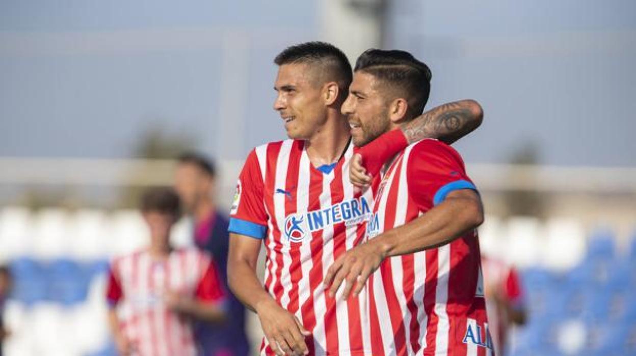 Djuka felicita a Zarfino, tras marcar el uruguayo el primer gol.