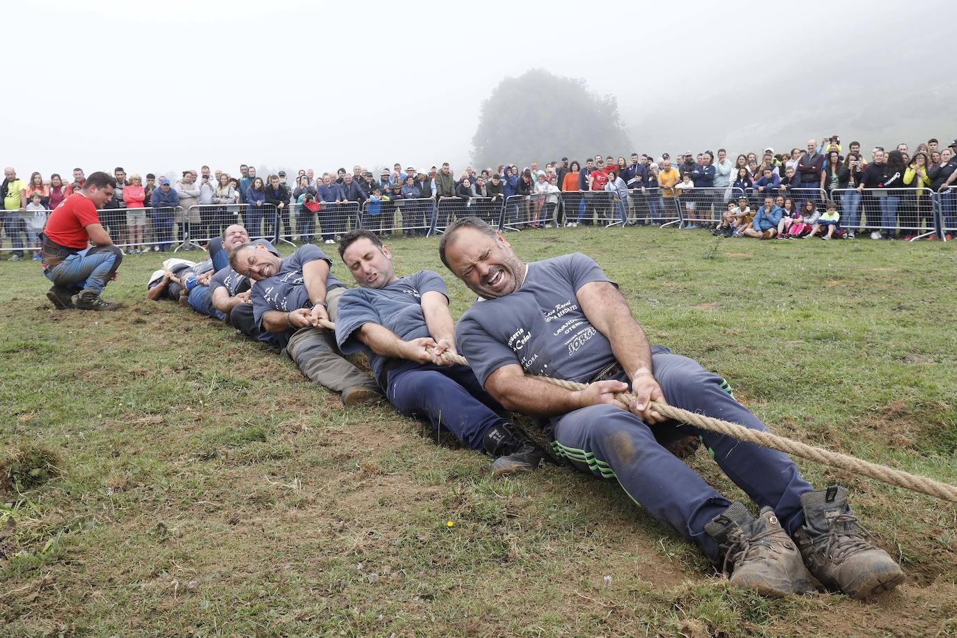 La Fiesta del Pastor venció a la niebla con un programa festivo lleno de actividades tradicionales como respaldo a la labor de los ganaderos de los Picos de Europa. Los Lagos de Covadonga volvieron a reunir a cientos de personas que asistieron a la tradicional subida a la Porra de Enol. En la carrera se impusieron Manuel Merillas y Verónica Gutiérrez. Carreras de caballos, tiro de cuerda y bailes regionales, además de la tradicional misa y la elección del regidor de pastos, que volvió a recaer en Toño García, completaron el programa. Manuel González y Carmina Remis fueron los pastores homenajeados y se estrenó el documental 'El reino de los pastores'.