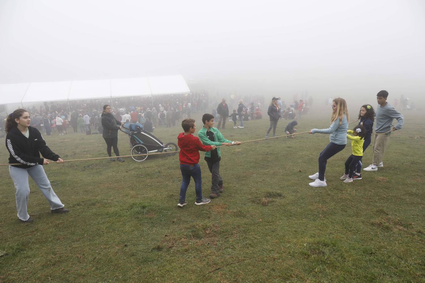 La Fiesta del Pastor venció a la niebla con un programa festivo lleno de actividades tradicionales como respaldo a la labor de los ganaderos de los Picos de Europa. Los Lagos de Covadonga volvieron a reunir a cientos de personas que asistieron a la tradicional subida a la Porra de Enol. En la carrera se impusieron Manuel Merillas y Verónica Gutiérrez. Carreras de caballos, tiro de cuerda y bailes regionales, además de la tradicional misa y la elección del regidor de pastos, que volvió a recaer en Toño García, completaron el programa. Manuel González y Carmina Remis fueron los pastores homenajeados y se estrenó el documental 'El reino de los pastores'.