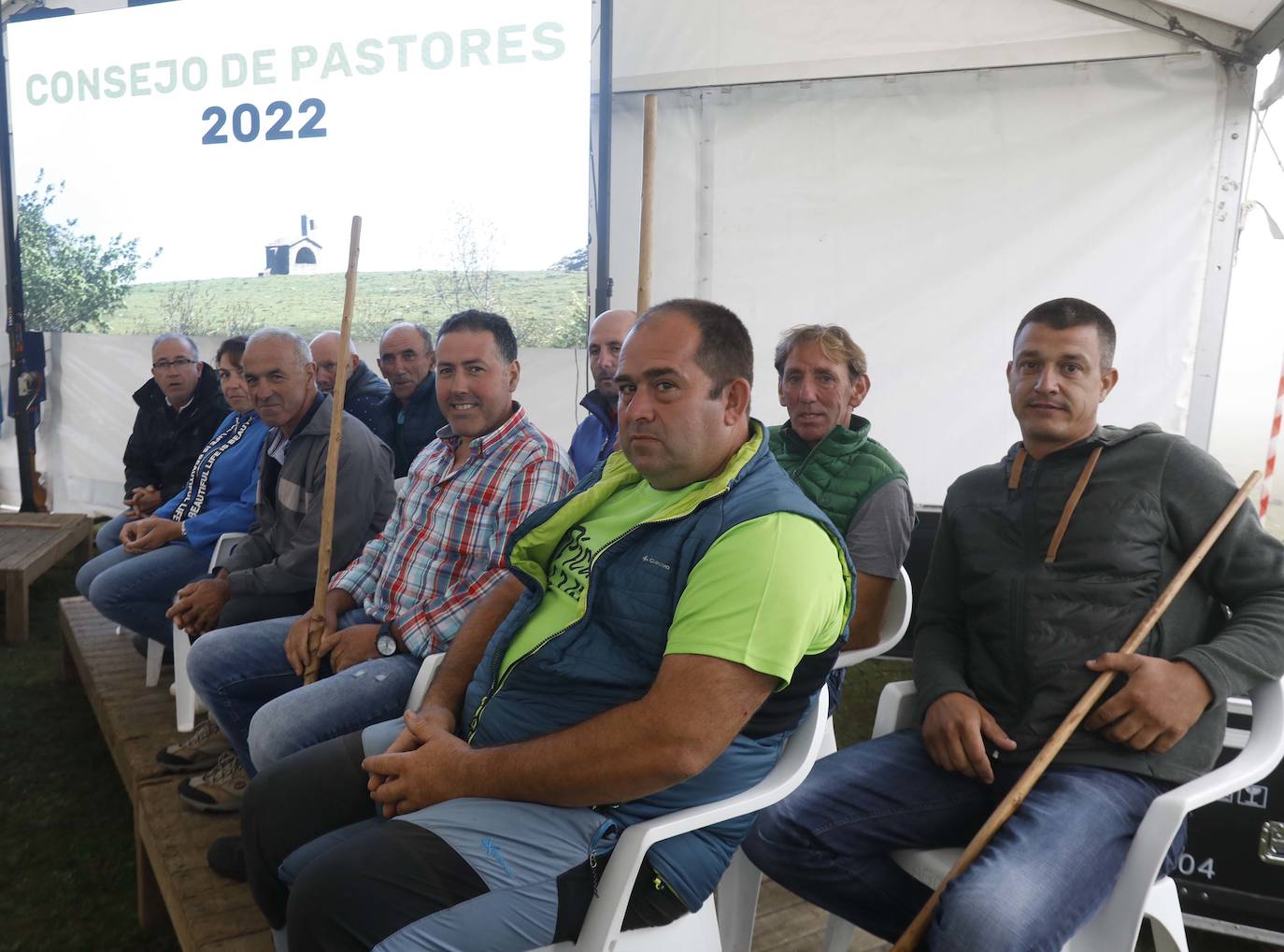 La Fiesta del Pastor venció a la niebla con un programa festivo lleno de actividades tradicionales como respaldo a la labor de los ganaderos de los Picos de Europa. Los Lagos de Covadonga volvieron a reunir a cientos de personas que asistieron a la tradicional subida a la Porra de Enol. En la carrera se impusieron Manuel Merillas y Verónica Gutiérrez. Carreras de caballos, tiro de cuerda y bailes regionales, además de la tradicional misa y la elección del regidor de pastos, que volvió a recaer en Toño García, completaron el programa. Manuel González y Carmina Remis fueron los pastores homenajeados y se estrenó el documental 'El reino de los pastores'.