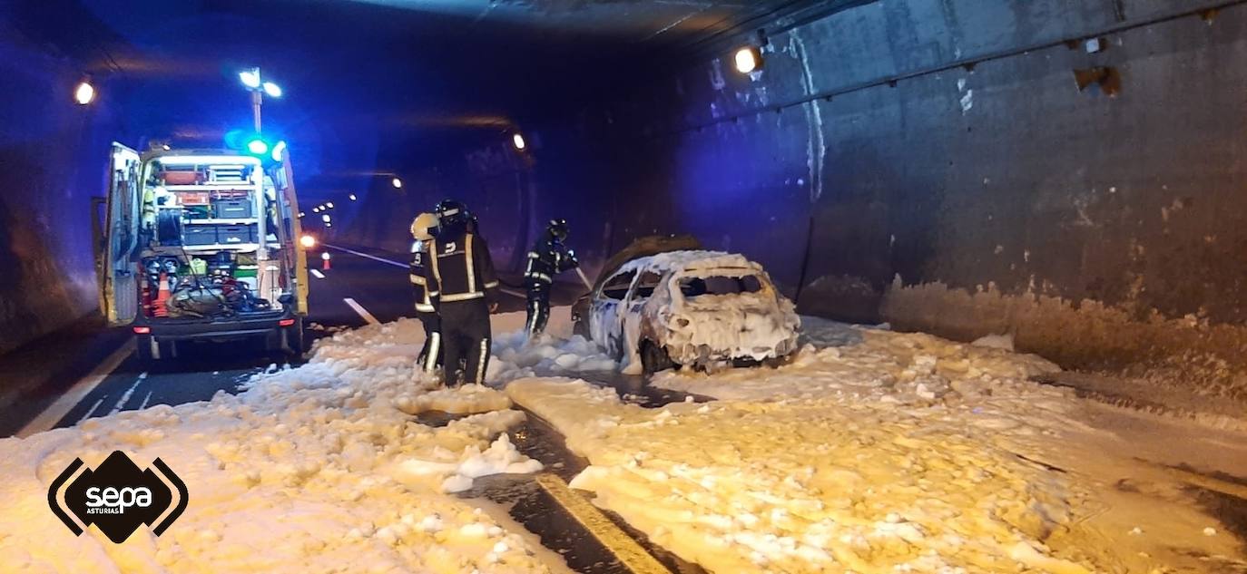 Fotos: Arde un coche en el Negrón