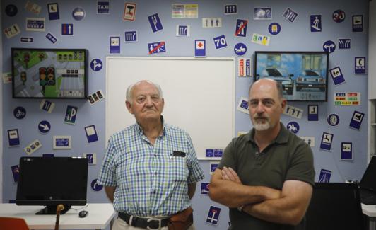 Alberto López con su hijo Carlos en la autoescuela.