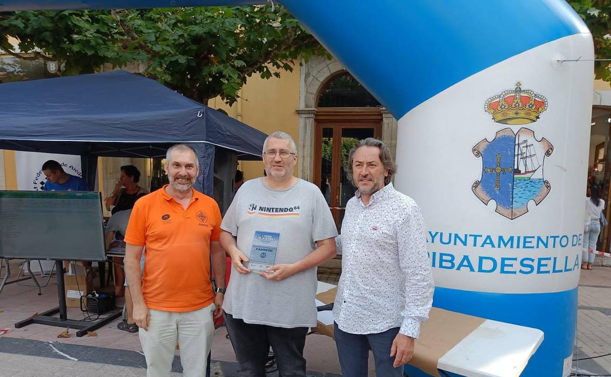 Sergio Arias, presidente de la FAPA, el campeón Alfonso Jerez y el concejal riosellano Luis Fuentes.