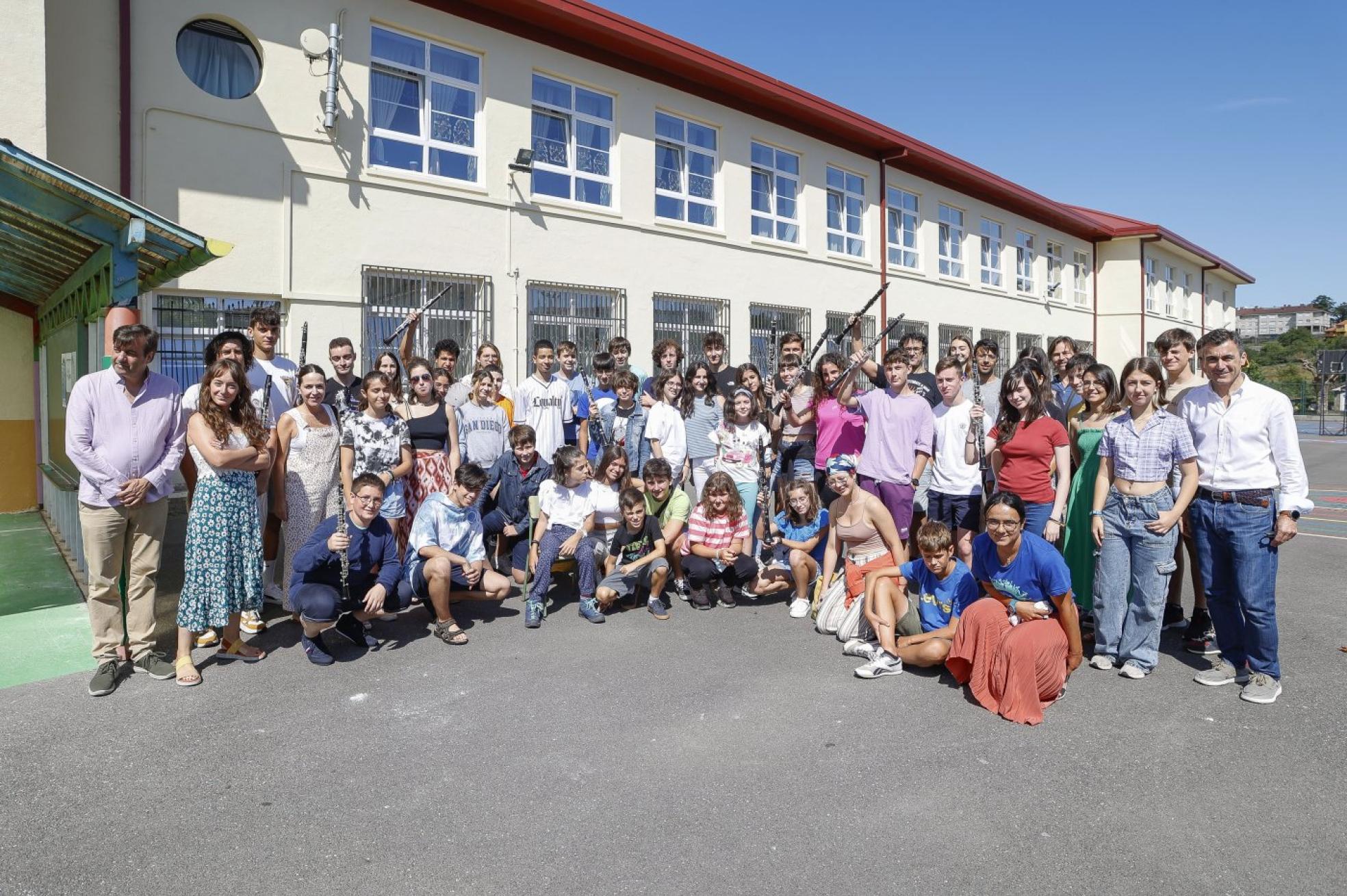 Curso Nacional de Música de Verano. Alumnos y profesores durante el descanso de sus clases. 