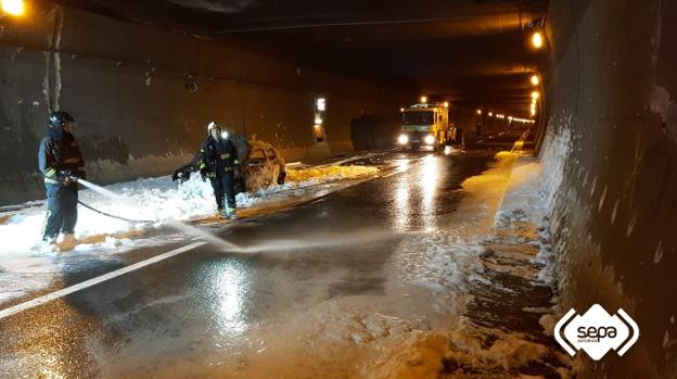 Efectivos de bomberos en el momento de apagar el fuego del vehículo dentro del túnel del Negrón. 