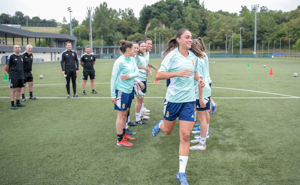 La plantilla del Real Oviedo femenino durante uno de sus entrenamientos.