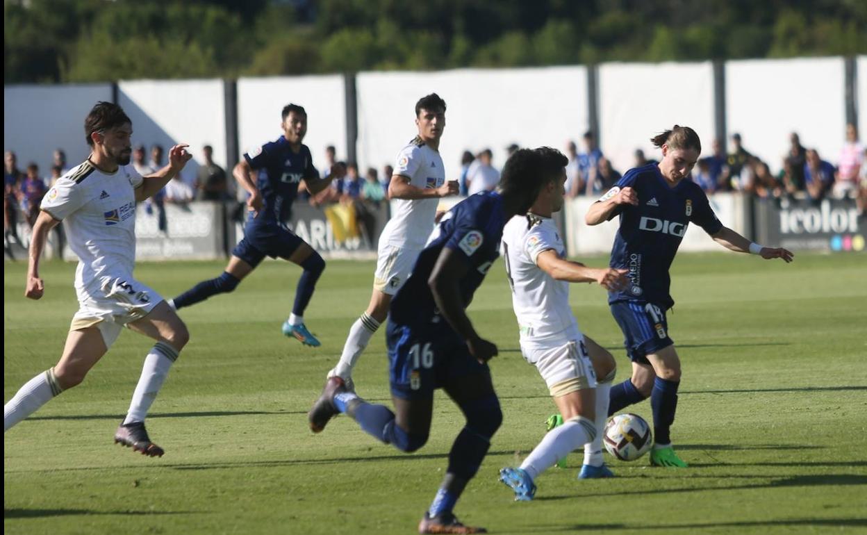 El Burgos gana por la mínima y de penalti al Real Oviedo