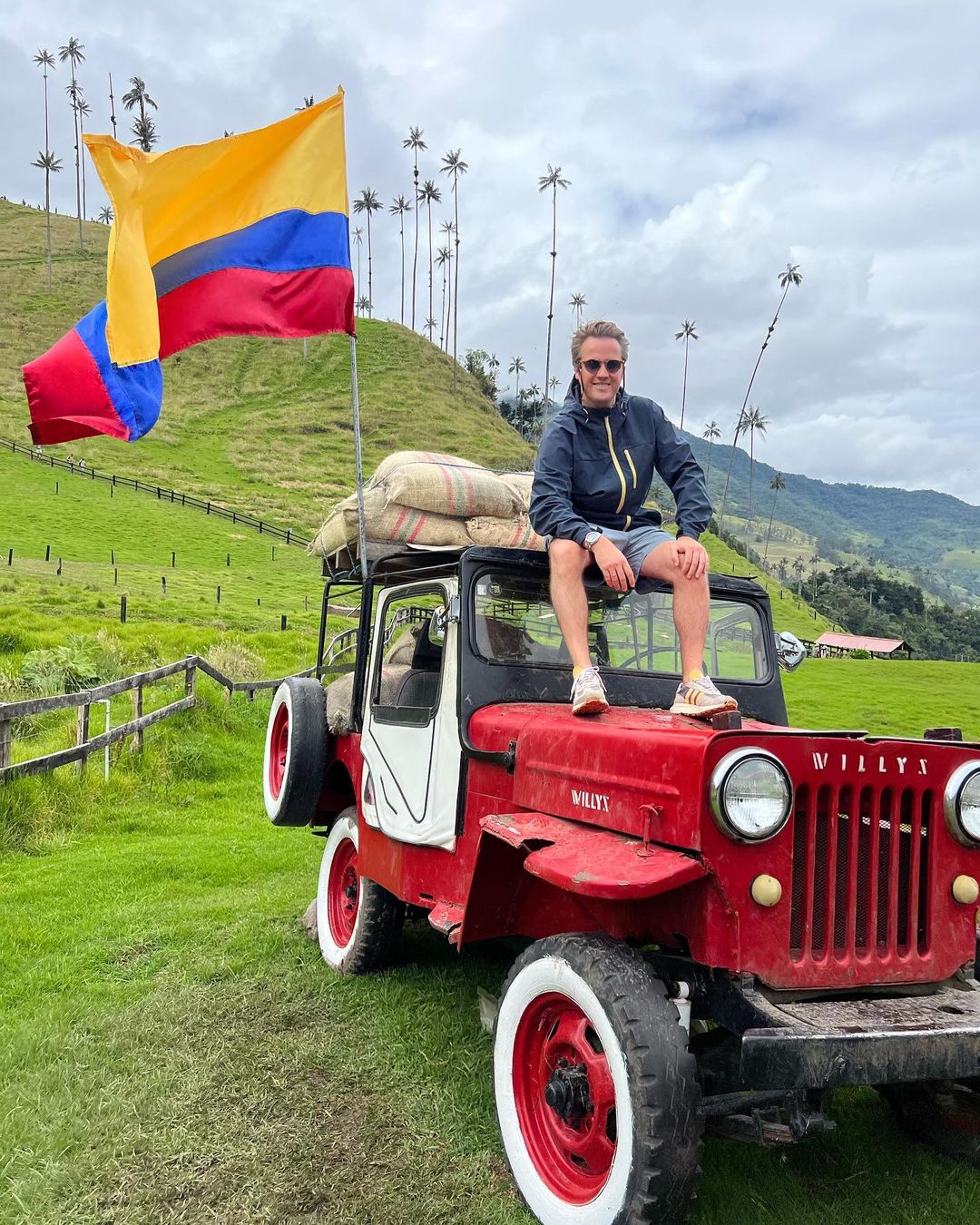 Álvaro López-Huerta posando durante la primera parada de su luna de miel, en Colombia.