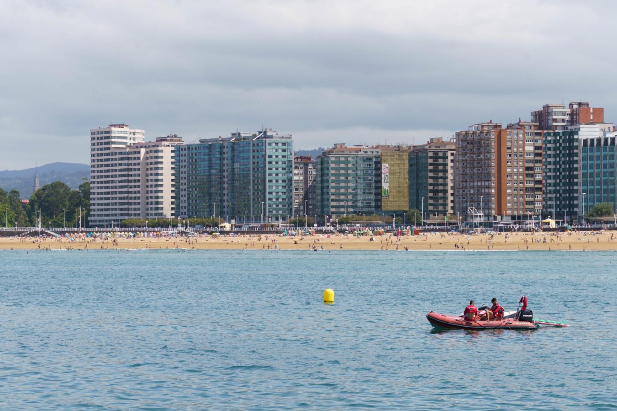 El paseo por la costa ofrece unas vistas únicas de la Playa de San Lorenzo. 