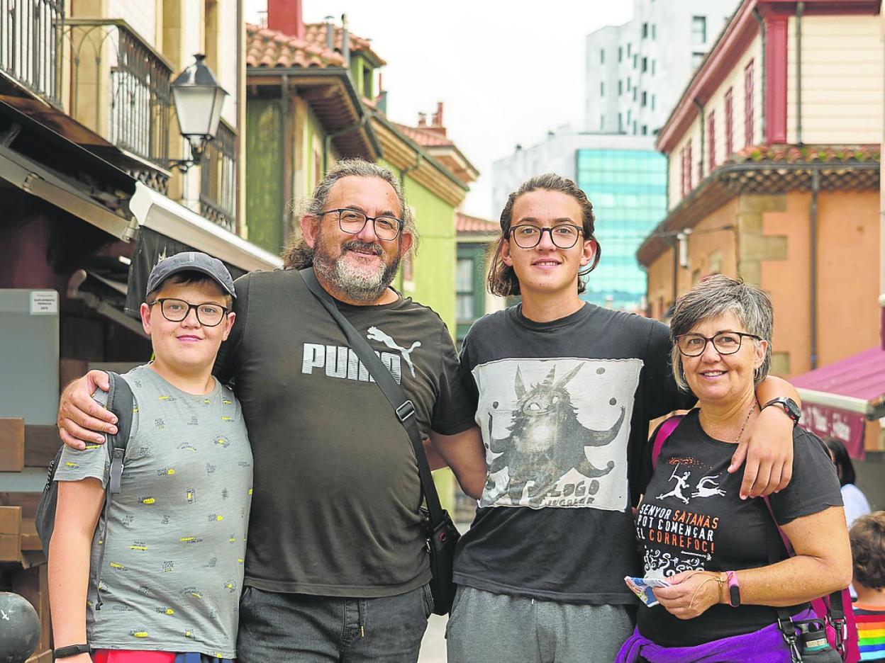 La familia Falcó-Reverter en su visita por el barrio de Cimavilla. 