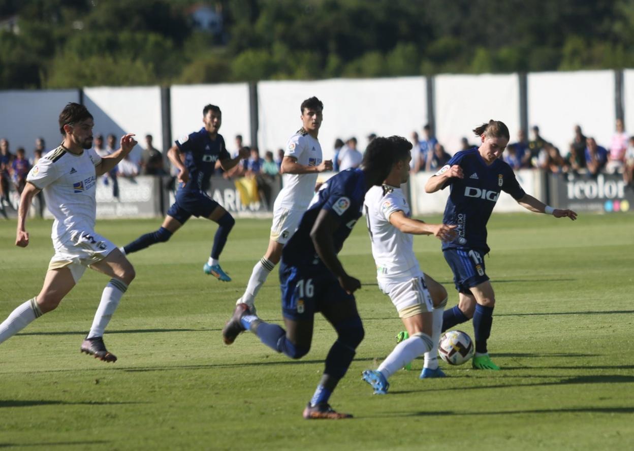 Marcelo Flores, a la derecha, con el balón, trata de irse de su par en el campo de Les Caleyes.