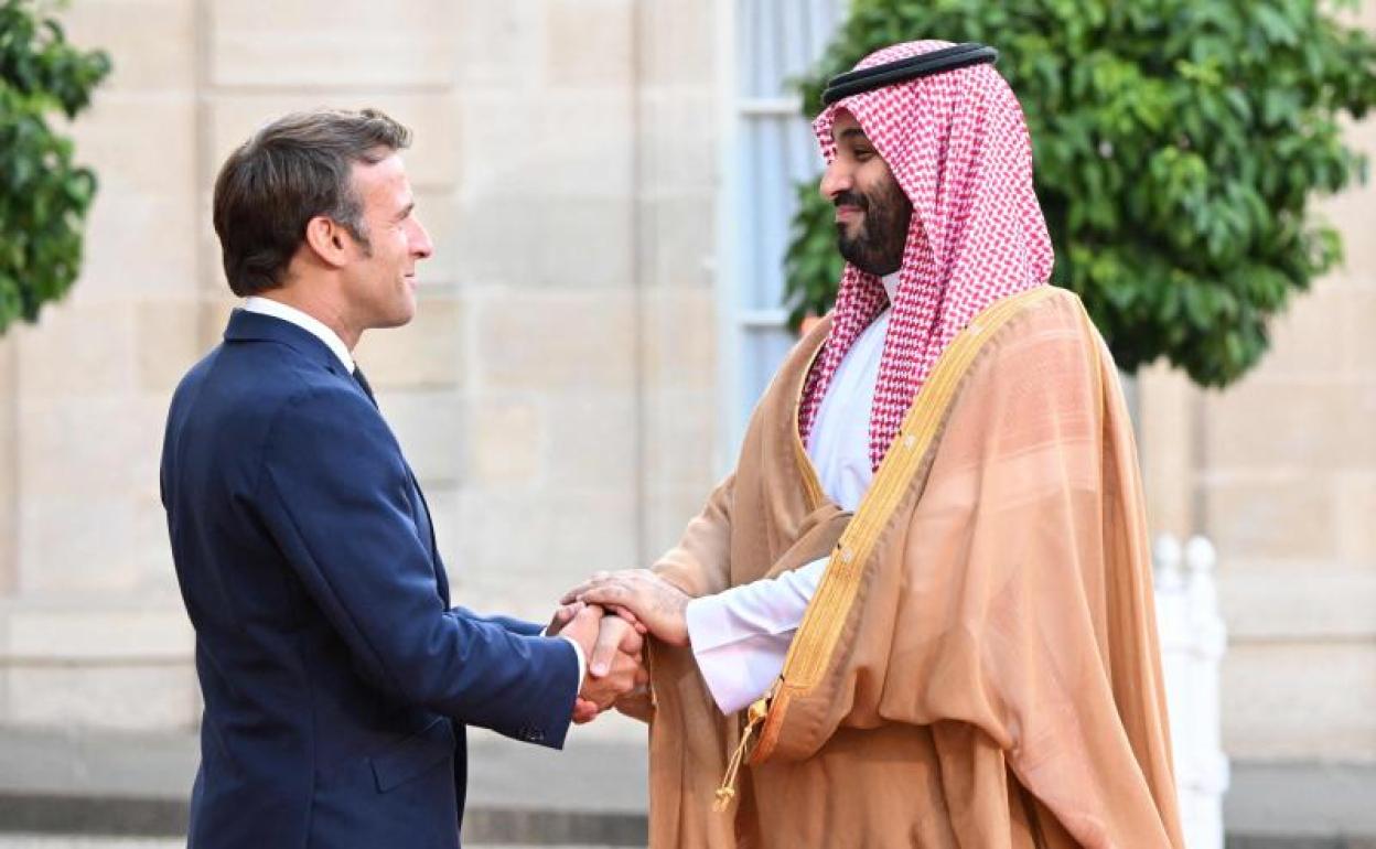 El presidente francés, Emmanuel Macron, al recibir este jueves en el Elíseo al príncipe heredero saudí Mohamed Bin Salman.