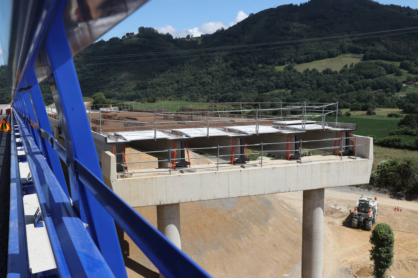Fotos: Reabre al tráfico el puente de La Barrosa, en Salas, casi un año después