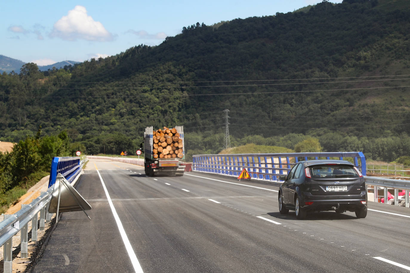 Fotos: Reabre al tráfico el puente de La Barrosa, en Salas, casi un año después