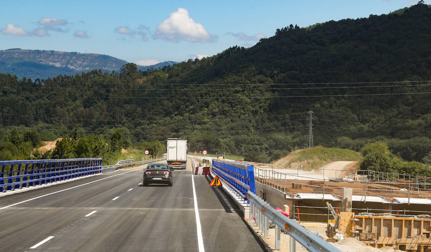 Fotos: Reabre al tráfico el puente de La Barrosa, en Salas, casi un año después