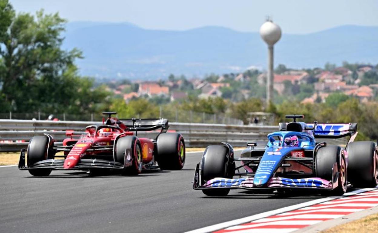 Fernando Alonso (d), junto a Charles Leclerc en Hungaroring. 