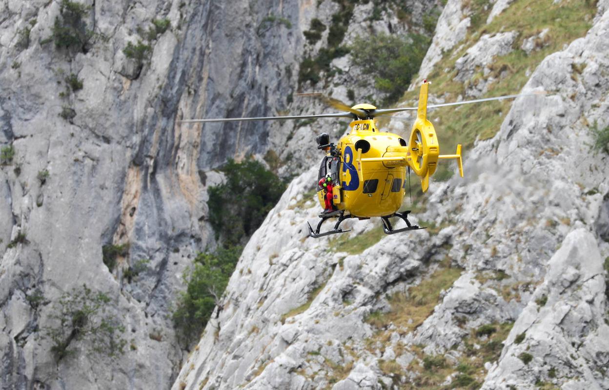 El helicóptero de Bomberos de Asturias sobrevuela la Canal del Texu en búsqueda del montañero gijonés Javier Amigo, desaparecido el domingo.