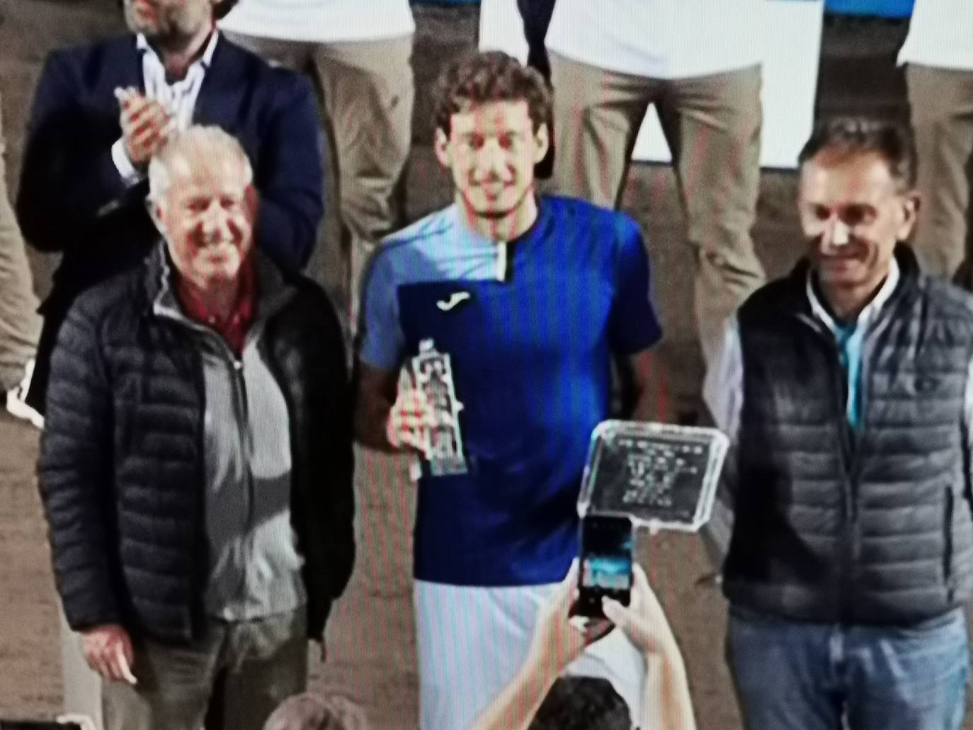 Carreño, con el trofeo y la placa que le acredita como campeón, entre Juan Avendaño y el alcalde de Gozón Jorge Suárez.